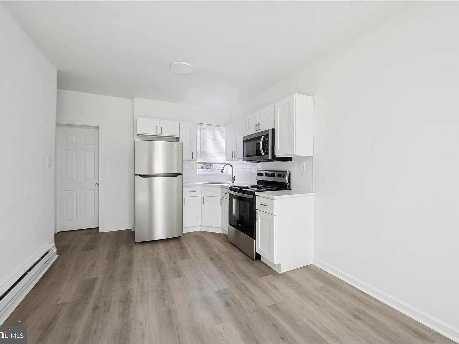 3 bed, 896 sqft, $1,700 — Photo 4
