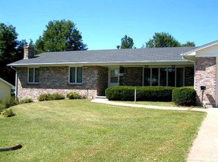 302 Shoshone Rd, Hiawatha, KS 66434
