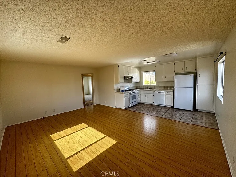 920 N Alameda Ave — Photo 5