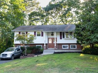 31 Holiday Rd, Manalapan, NJ 07726