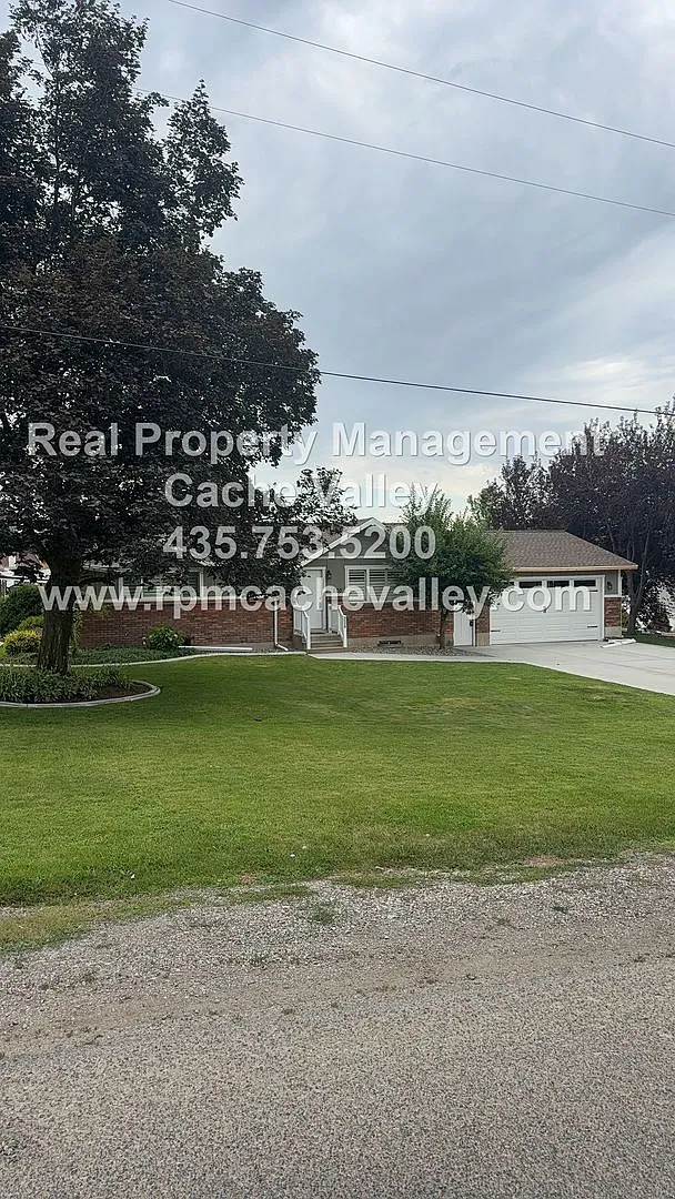 Stunning 4 Bed house in Hyde Park! Available mid August — Photo 2