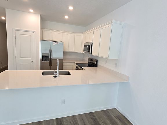 2nd image of 633 Holly Lakes Dr