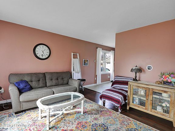 4th image of 524 Sprucewood Ave