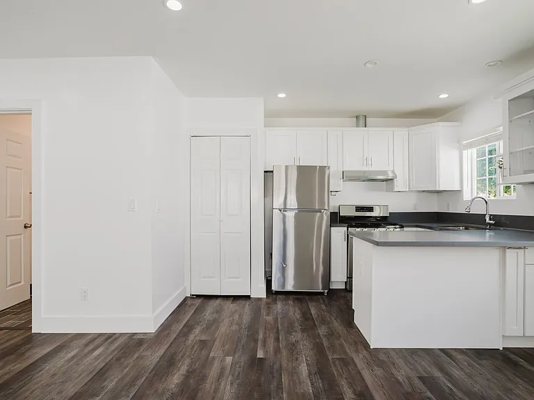 13521 Hamlin St — Photo 7