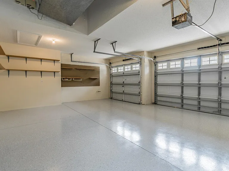 10559 Greencrest Dr — Photo 34