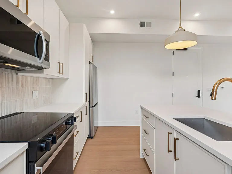 20 West — Photo 283
