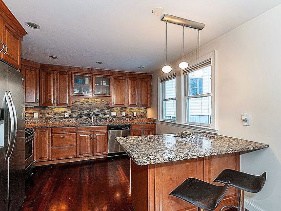 4th image of 40 Elmwood Ave
