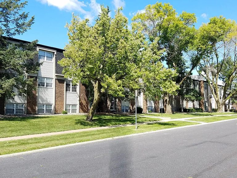 Hillcrest Apartments — Photo 17