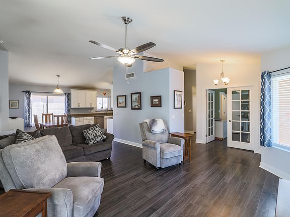 4th image of 1141 W Lark Dr