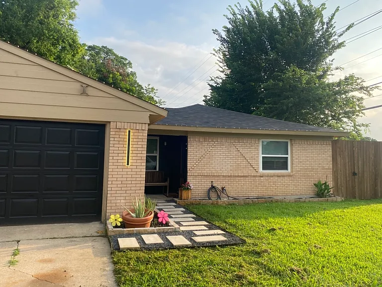 2135 Brookshire St — Photo 2