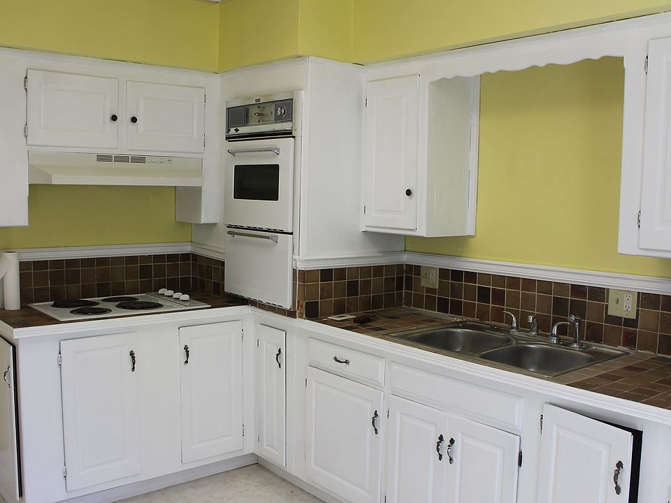 2nd image of 716 W 3rd St