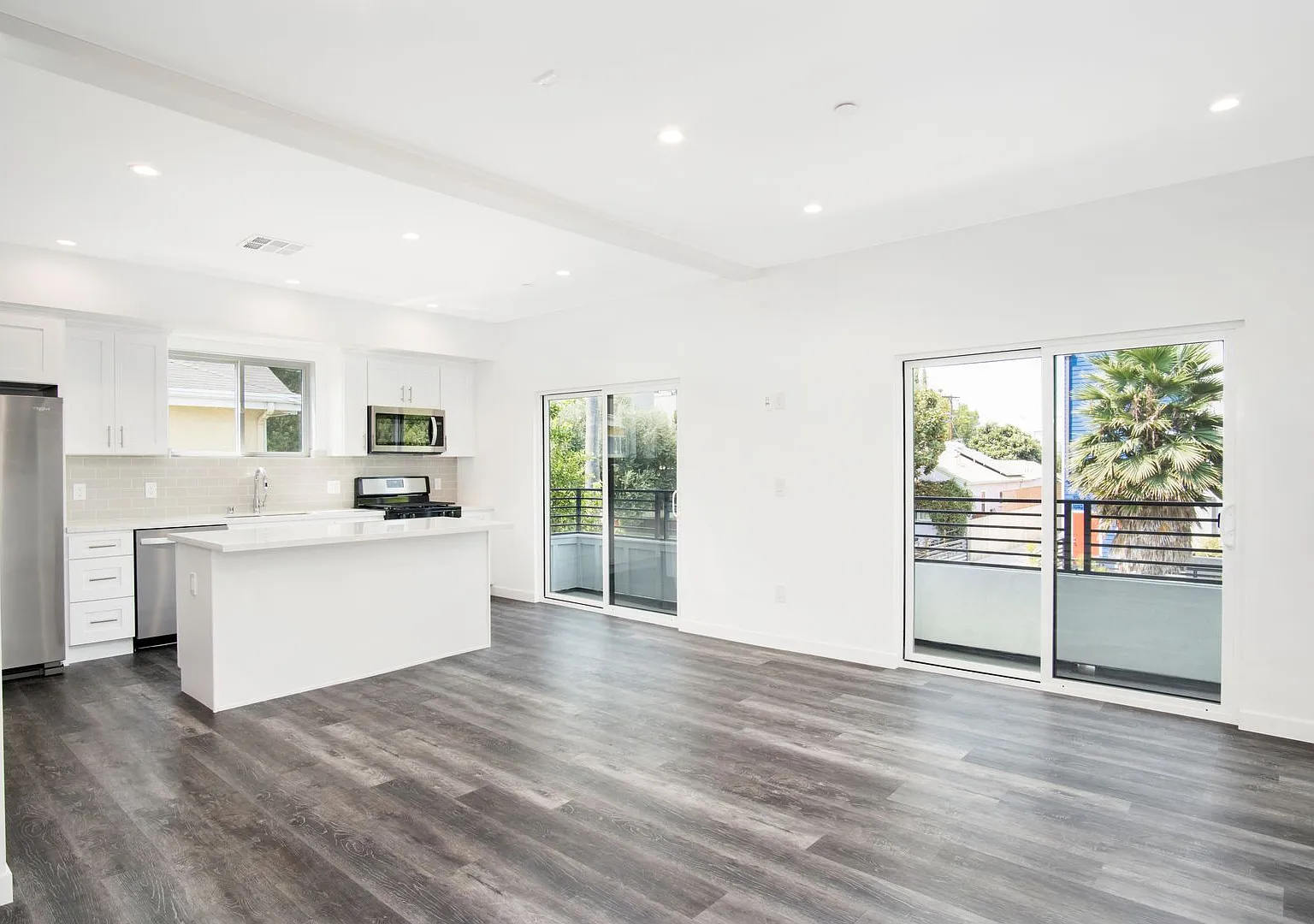 Brand New 3Bed/3.5 Bath Townhouse Available Now! — Photo 3