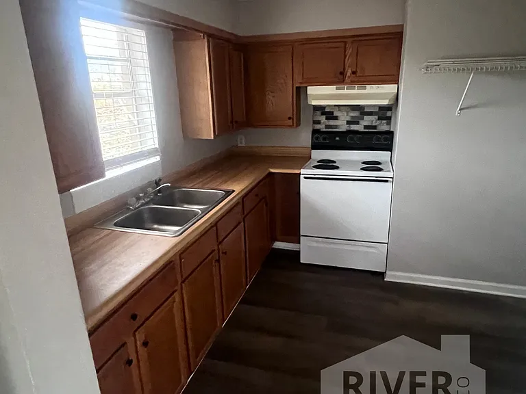 111 Parker Dr — Photo 4