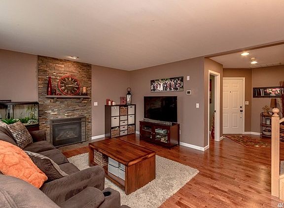 3rd image of 2912 56th Ave NE