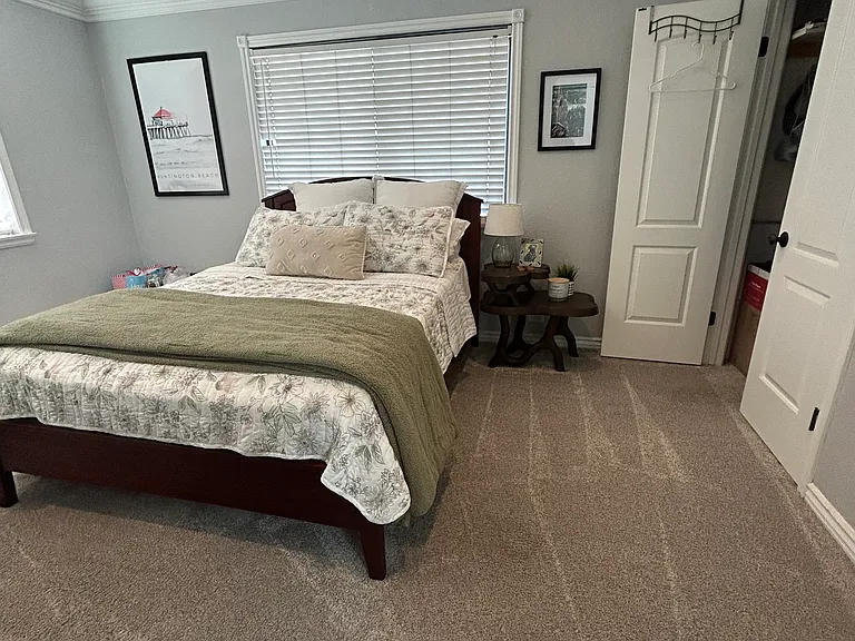 2nd bedroom, with small walk-in-closet