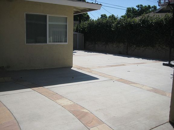 ENORMUS Backyard, including SPACIOUS and GATED Couryard