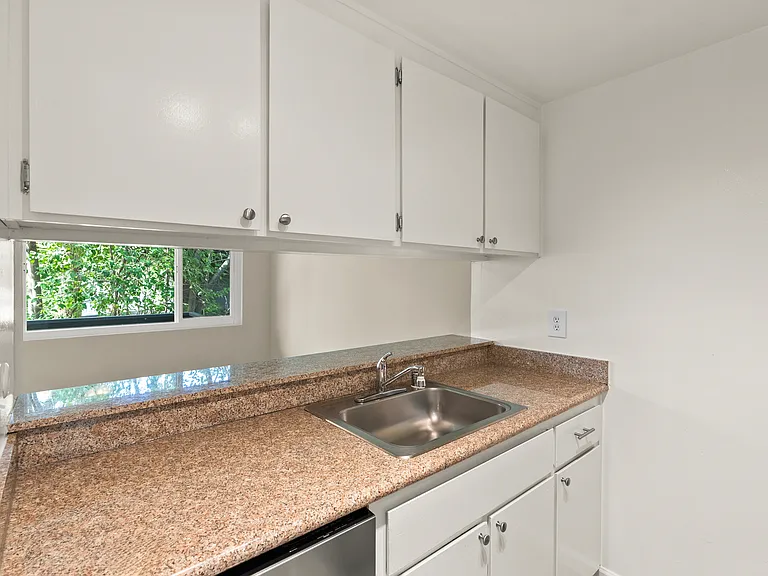 Sycamore Green Apartments — Photo 41
