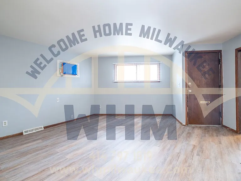 2645 S Kinnickinnic Ave — Photo 3