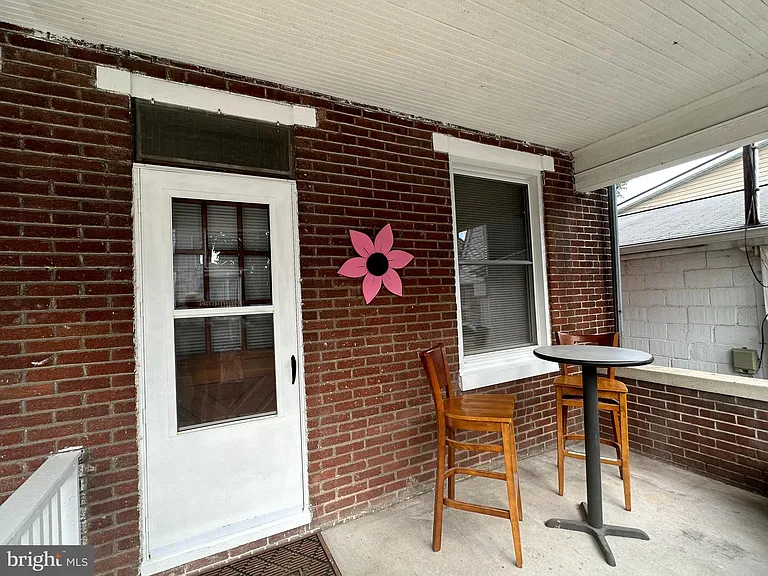 239 N Stratton St — Photo 4
