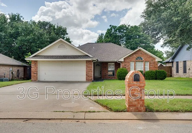 215 Linda St — Photo 2