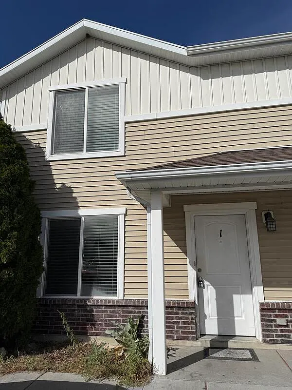 3 bed, 1.5 bath, 1300 sqft, $1,300 — Photo 1
