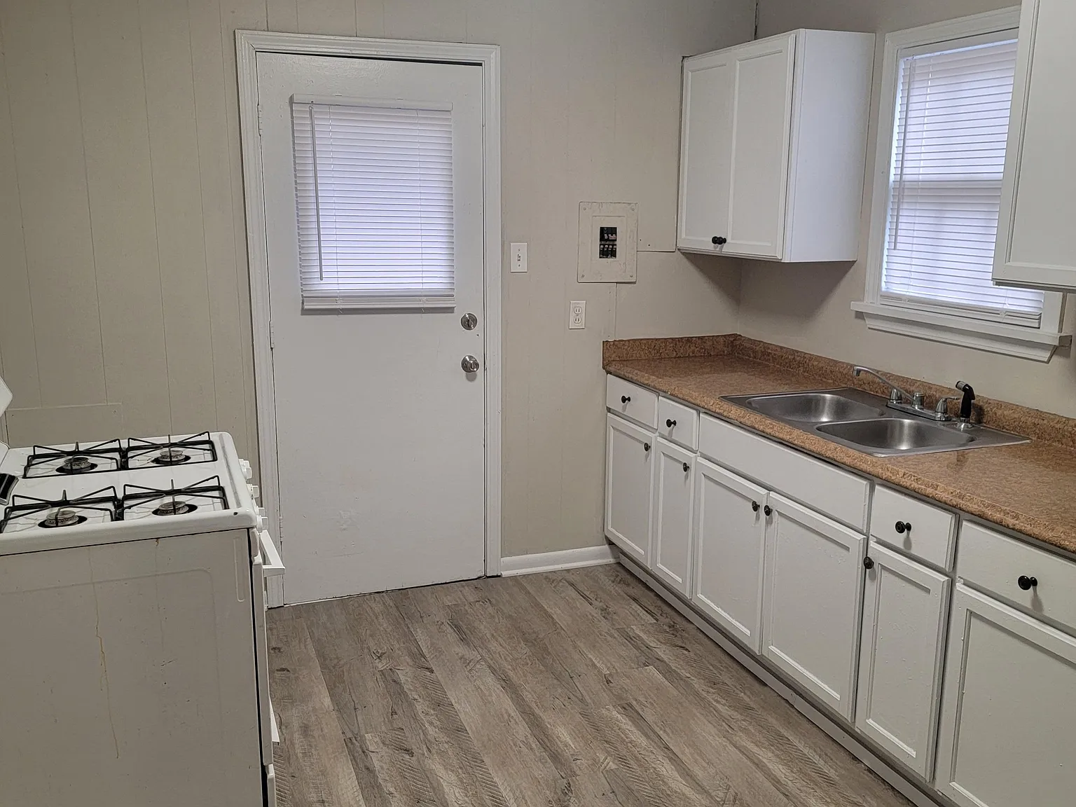 3 bed, 1077 sqft, $800 — Photo 2