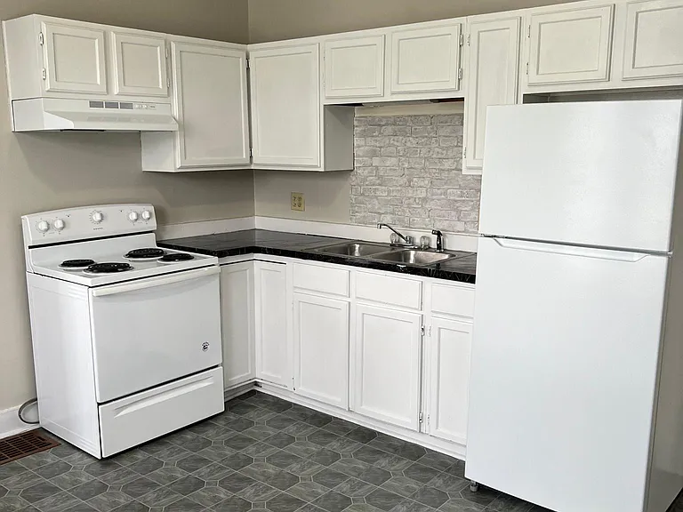 263 E Franklin St — Photo 12
