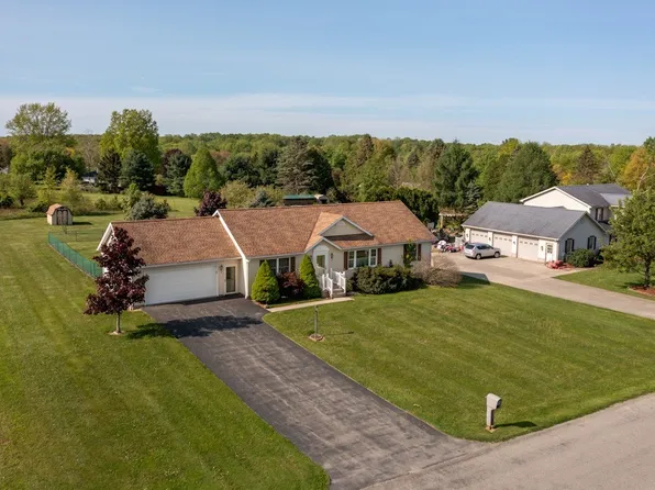 7 Windsor Dr, Greenville, PA 16125
