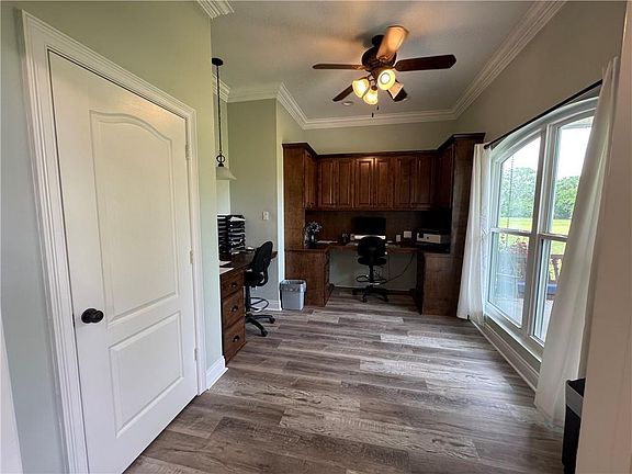 5th image of 2710 Lloyd Rd