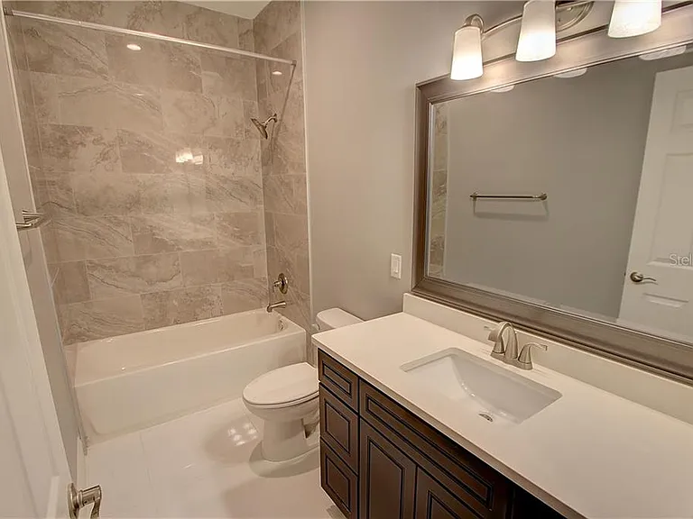 800 E Jefferson St — Photo 10