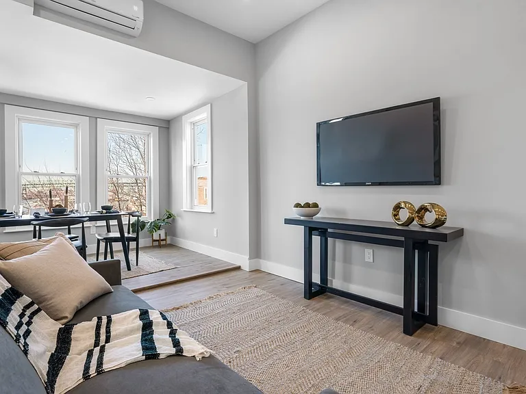 390 Meridian St #2 — Photo 7