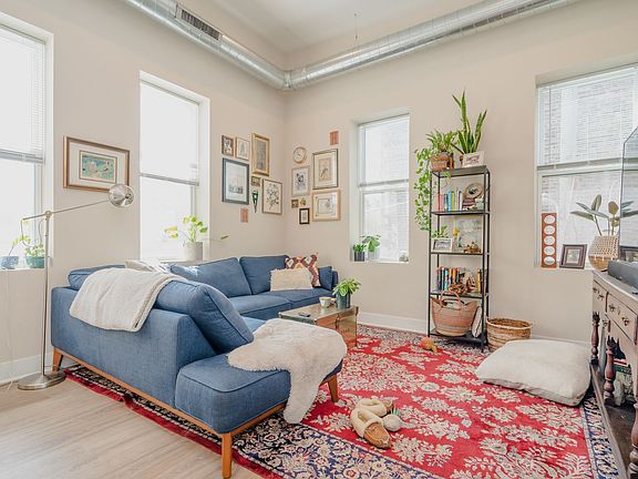 2nd image of 1447 W Superior St #202