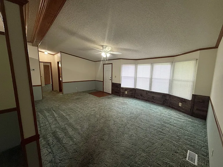411 W 1st St — Photo 3