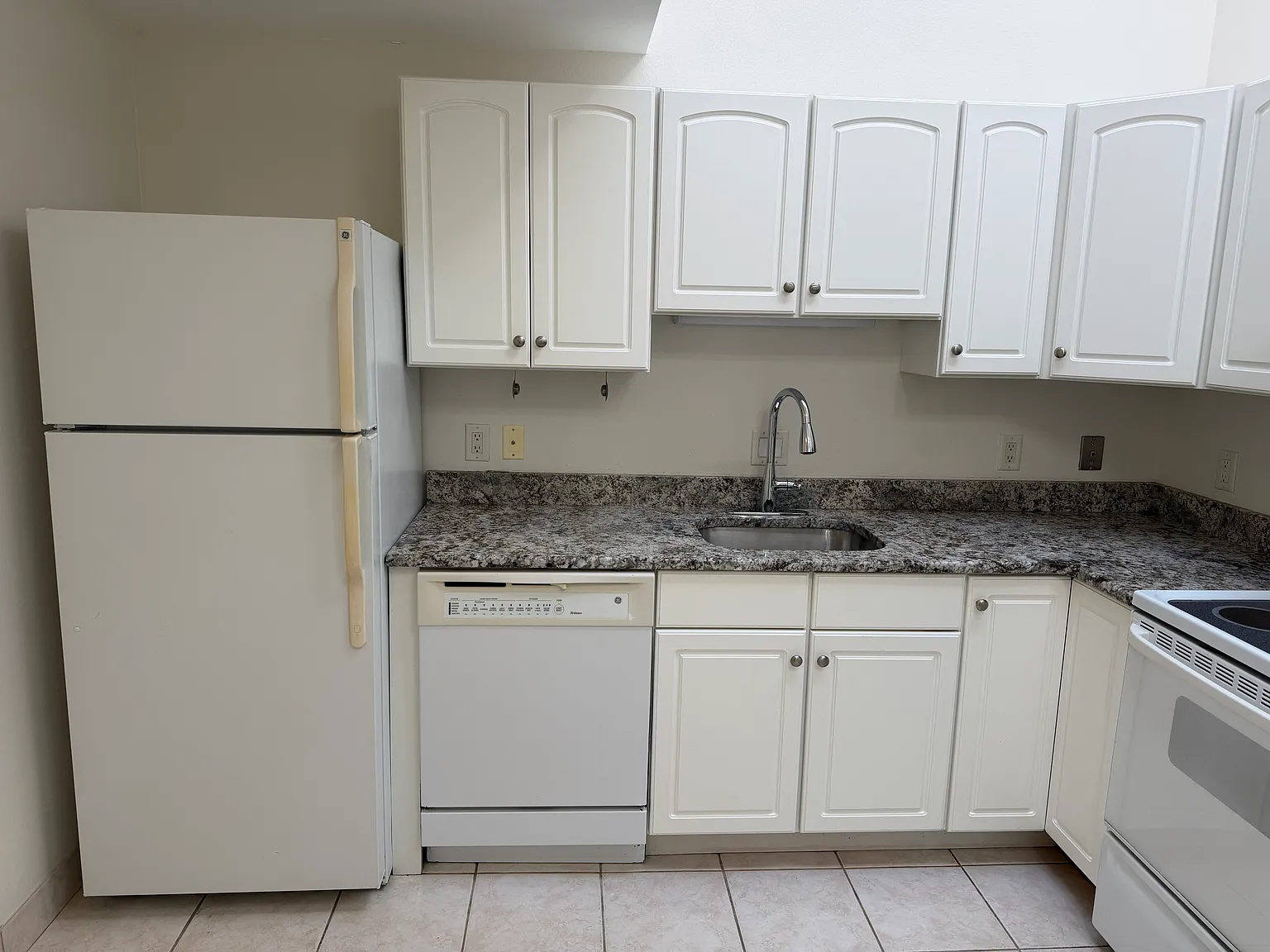 2 bed, 900 sqft, $2,450 — Photo 2
