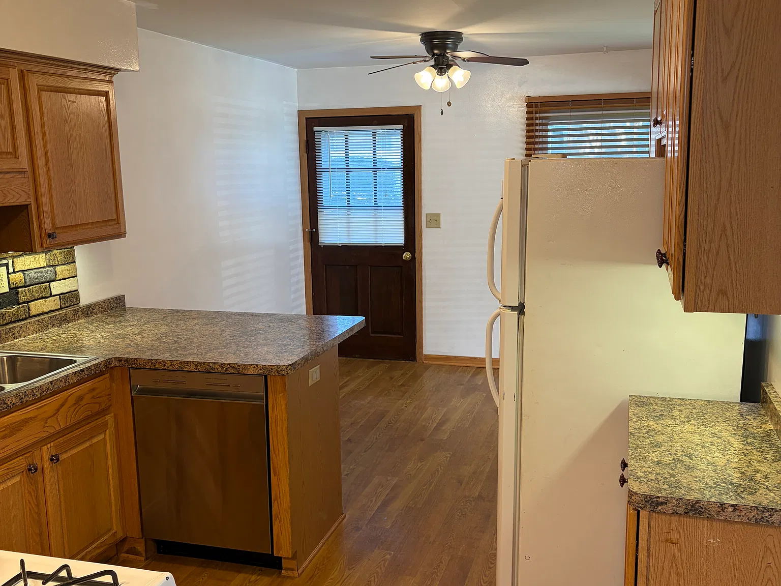 3 bed, 1.5 bath, 1300 sqft, $1,805 — Photo 4