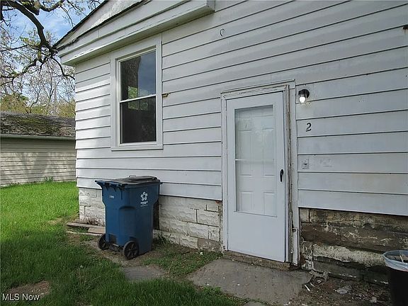 2nd image of 946 Washington Ave APT 3