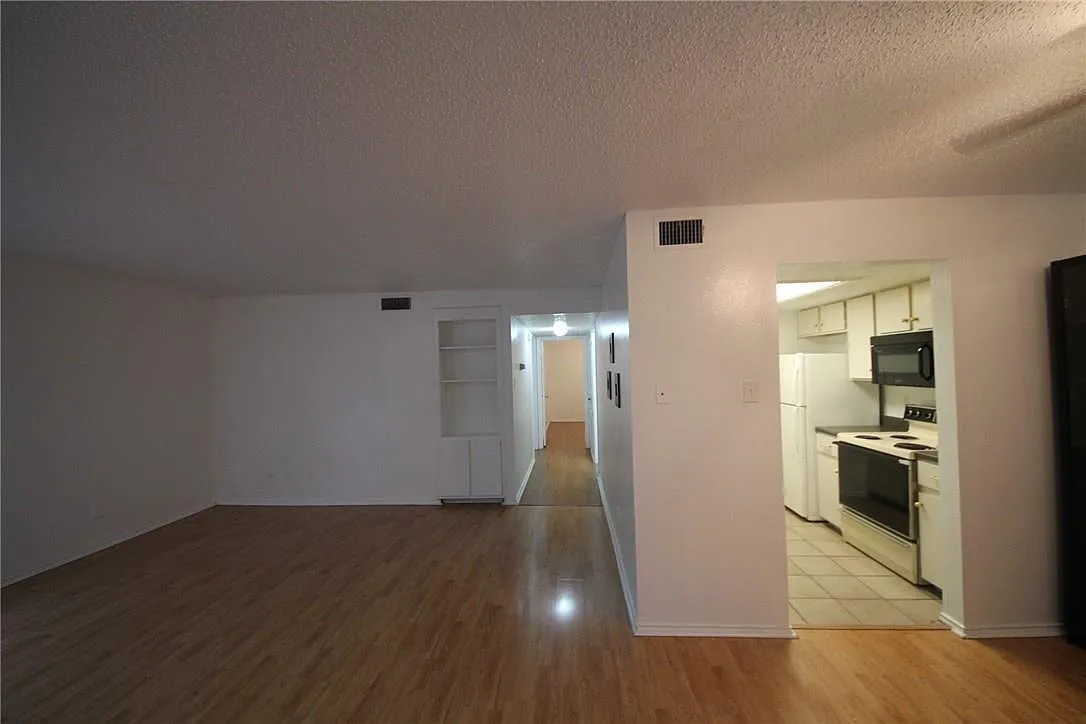 2401 Leon St — Photo 2