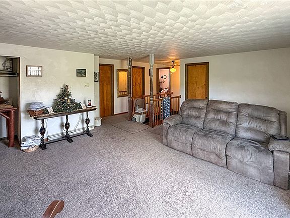 6th image of 401 Beefalo Rd
