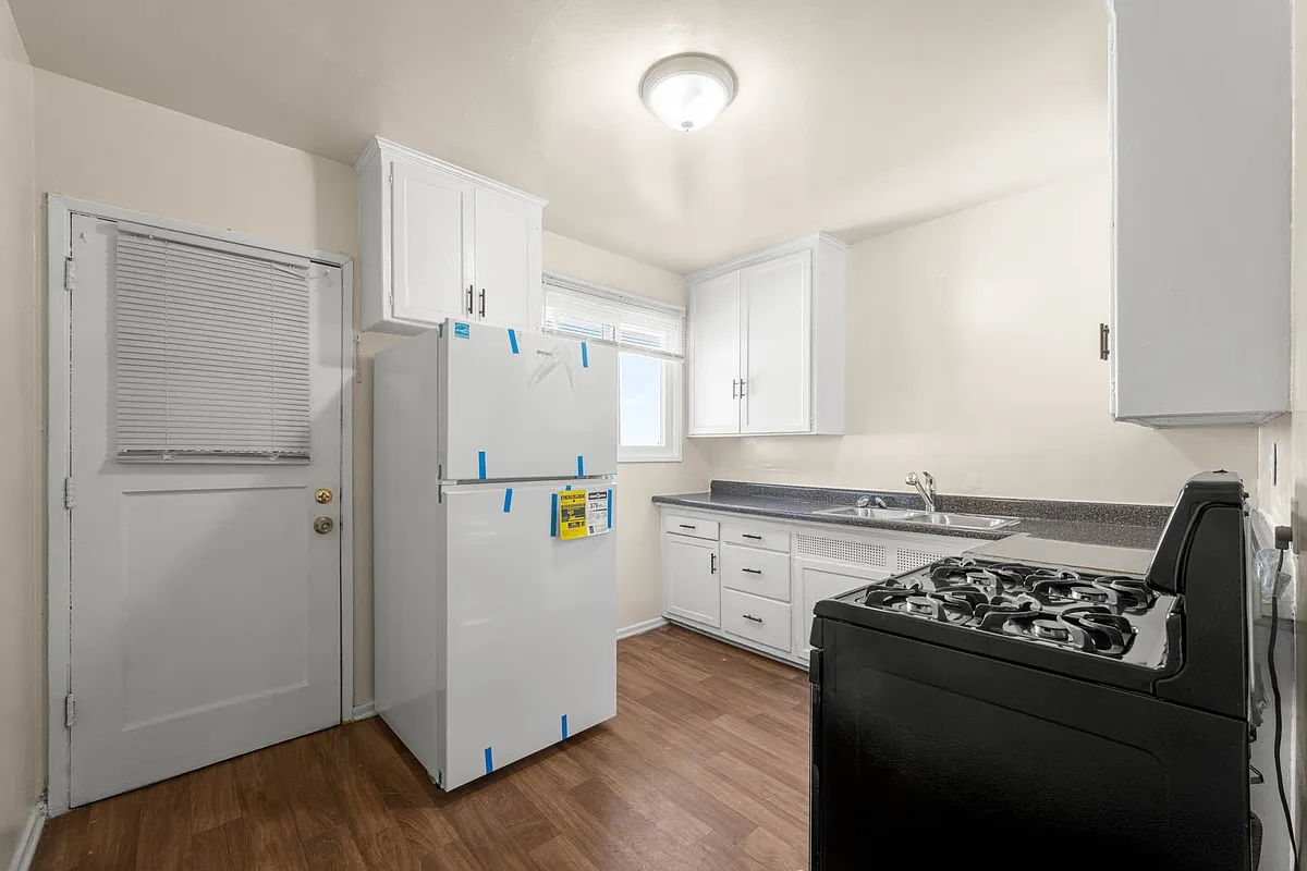 Kitchen - 4083 S Muirfield Rd #B