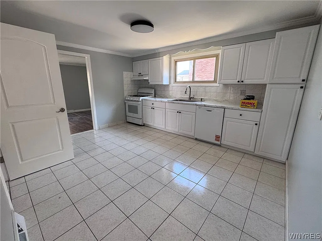 3 bed, 2.0 bath, 2430 sqft, $1,900 — Photo 4