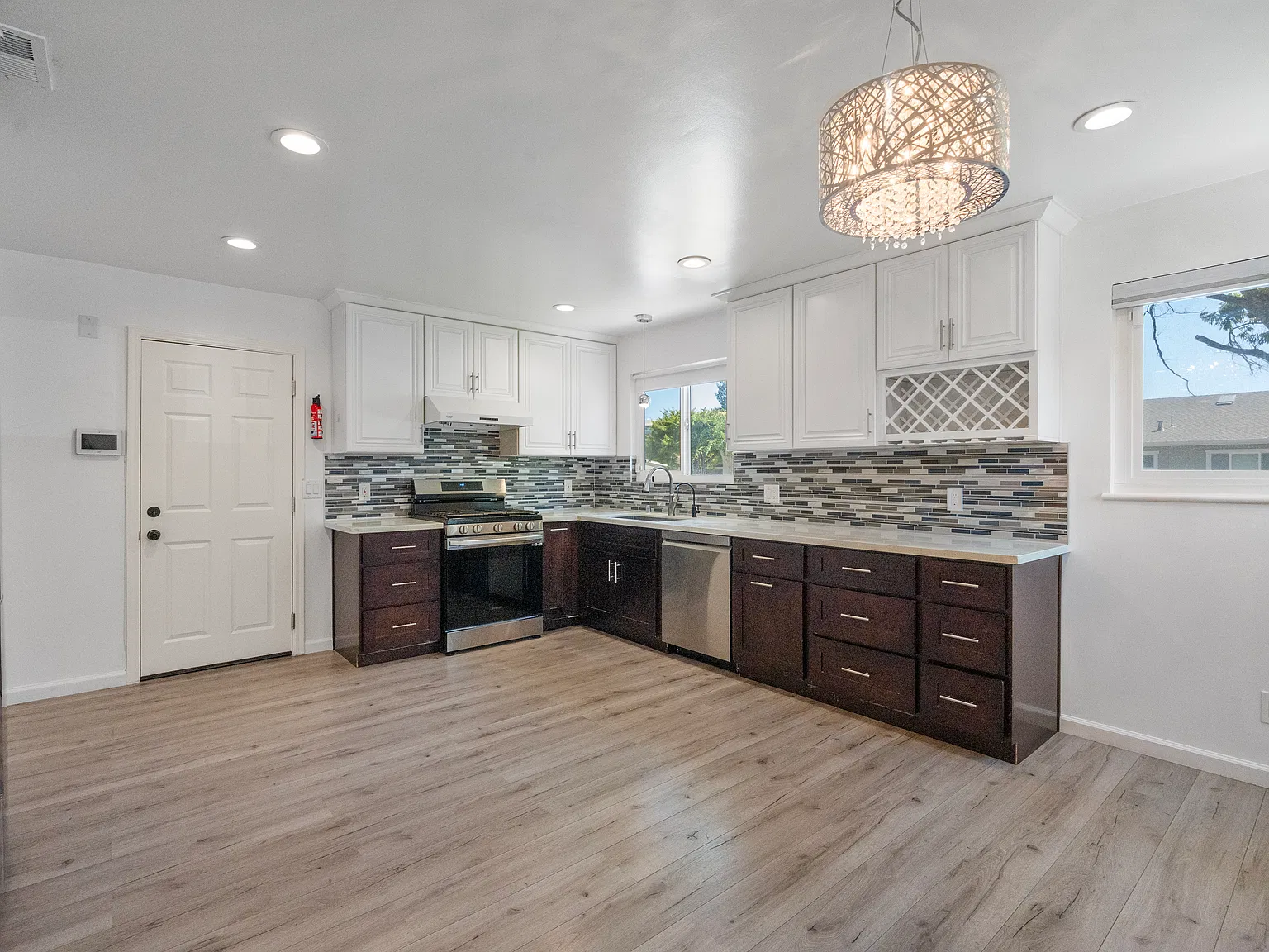 3 bed, 2.0 bath, 1286 sqft, $5,200 — Photo 2