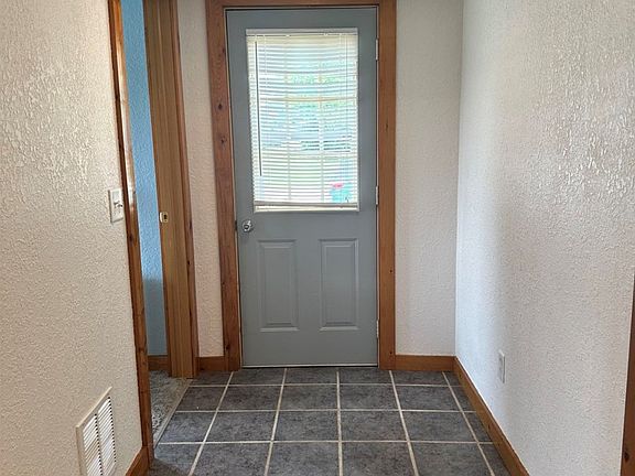 3rd image of 551 Horne St