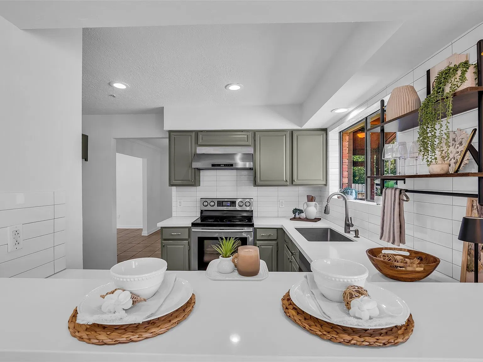 4 bed, 2.5 bath, 2408 sqft, $3,200 — Photo 4