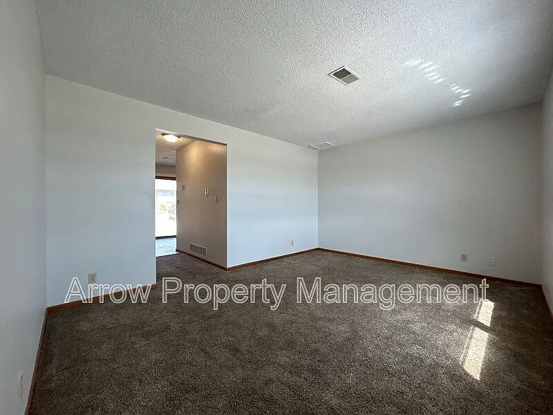 2 bed, 1.0 bath, $895 — Photo 3