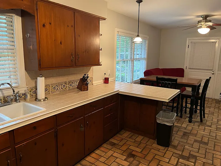2104 Robinhood Rd — Photo 3