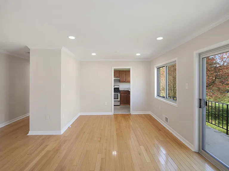 10619 Weymouth St #201 — Photo 12