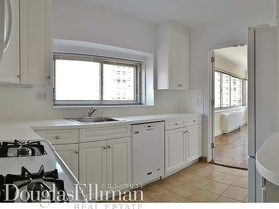 3rd image of 200 E 71st St APT 20A