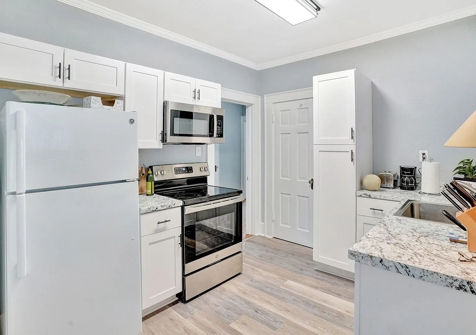 Ardsley Park 3 bedroom 2 bathroom with Sunroom — Photo 3