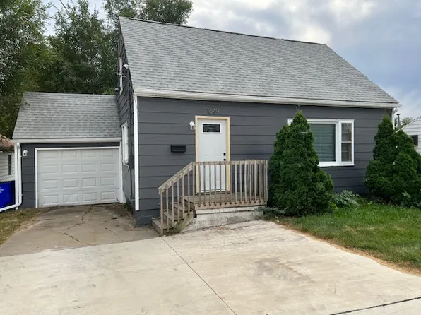 1649 32nd St NE, Cedar Rapids, IA 52402
