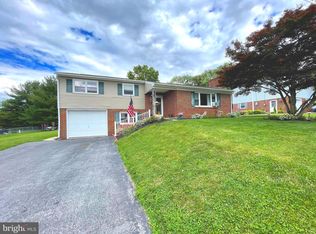 990 Laurich Dr, Chambersburg, PA 17202